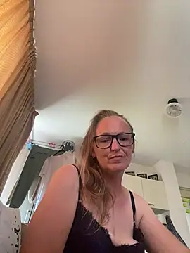 KikiDenhaag online show from July 17, 2026, 11:39 am