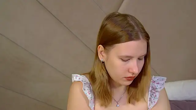 LiliLinn online show from June 19, 2026, 4:28 am
