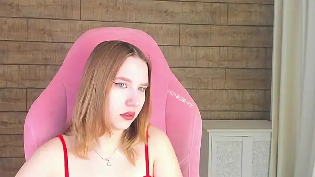 LiliLinn online show from June 30, 2026, 4:35 am