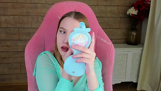 LiliLinn online show from July 7, 2026, 4:37 am