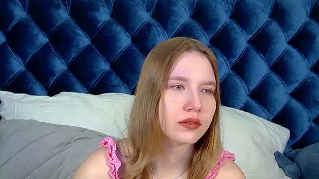 LiliLinn online show from July 13, 2026, 4:26 am