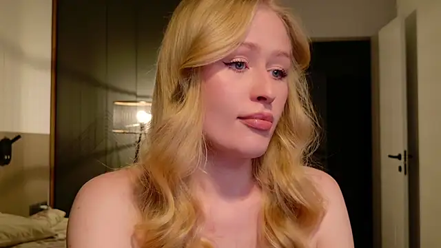 JuliaJaee online show from July 11, 2026, 4:43 pm