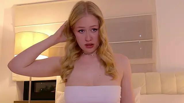 JuliaJaee online show from July 20, 2026, 5:37 pm