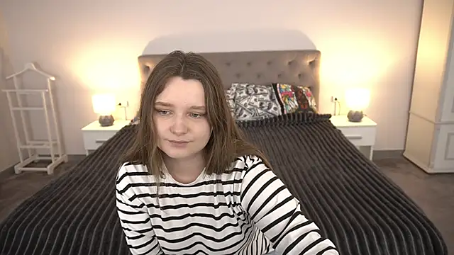 MagicPeachh  online show from June 17, 2026, 12:40 pm