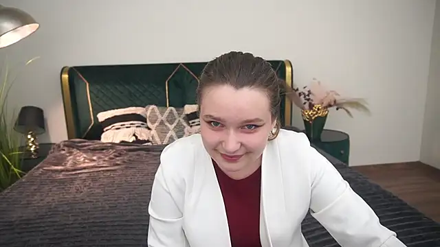 MagicPeachh  online show from July 7, 2026, 7:40 pm