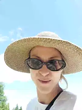 missdaisydiamond777 online show from July 4, 2026, 1:50 pm