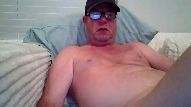 Goldenbear3111 online show from May 16, 2026, 2:19 am