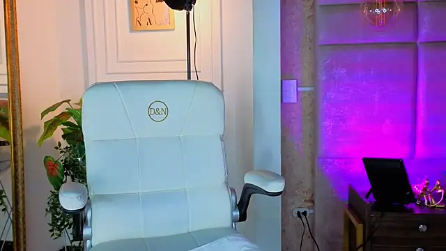 AlessiaLondon online show from July 20, 2026, 10:07 am
