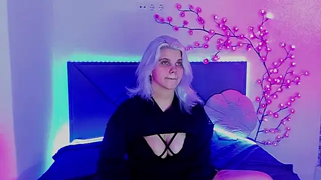 Snapshot of JoannLowe chatting on June 11, 2026, 12:32 am JoannLowe online show from June 11, 2026, 12:32 am
