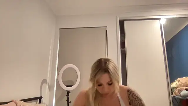 bootydollbaby online show from June 23, 2026, 7:17 am