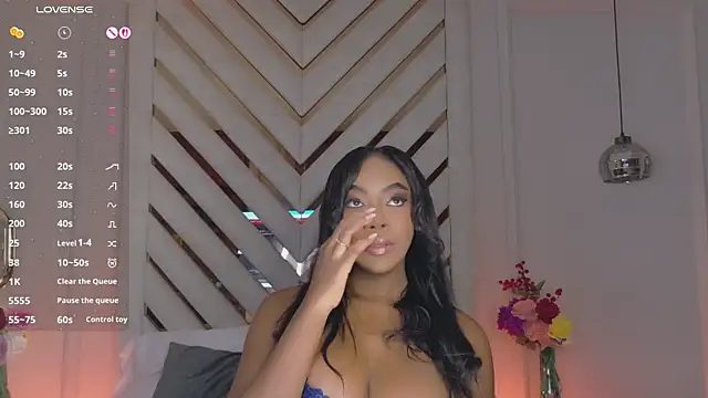 Lola King online show from July 23, 2026, 4:32 am