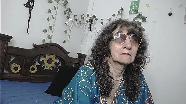 DominaLeona online show from May 18, 2026, 10:04 pm