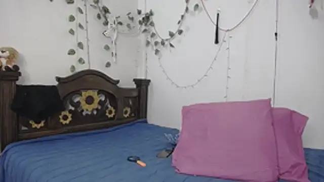 DominaLeona online show from July 7, 2026, 9:41 pm