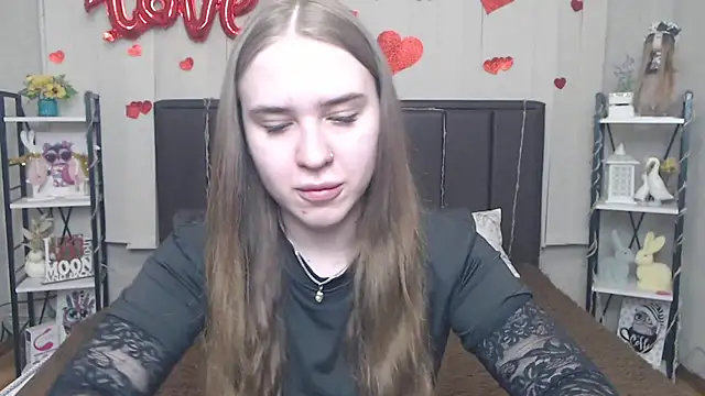 LauraHlot online show from May 16, 2026, 5:34 pm