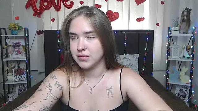 LauraHlot online show from July 6, 2026, 8:22 am