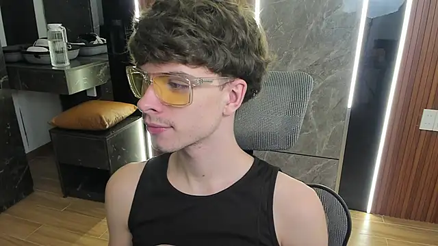 Snapshot of calvin_love_you chatting on May 23, 2026, 4:33 pm calvin love you online show from May 23, 2026, 4:33 pm