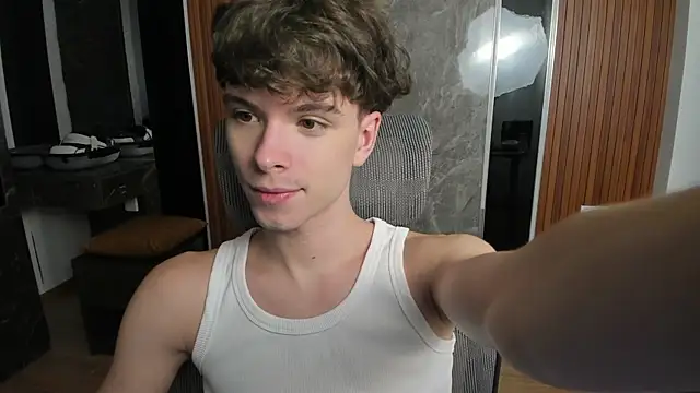 Snapshot of calvin_love_you chatting on June 6, 2026, 5:06 pm calvin love you online show from June 6, 2026, 5:06 pm