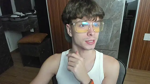 Snapshot of calvin_love_you chatting on June 8, 2026, 5:13 pm calvin love you online show from June 8, 2026, 5:13 pm