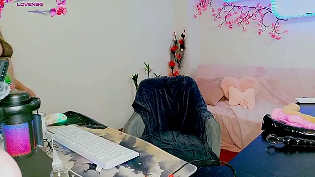 AustrianGirl99 online show from July 17, 2026, 12:23 pm