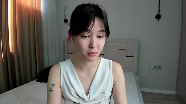 Lola Peach online show from July 5, 2026, 2:29 am