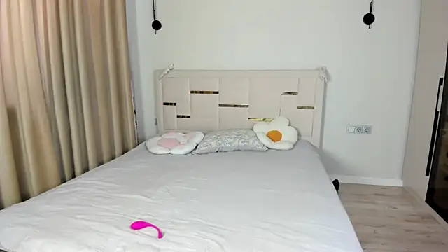 Lola Peach online show from August 3, 2026, 6:12 am