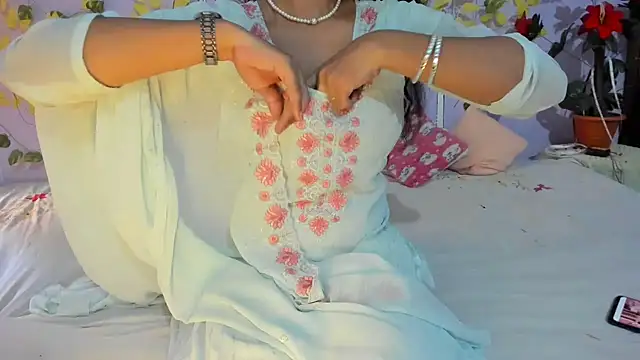 aarjulove online show from June 19, 2026, 9:46 am