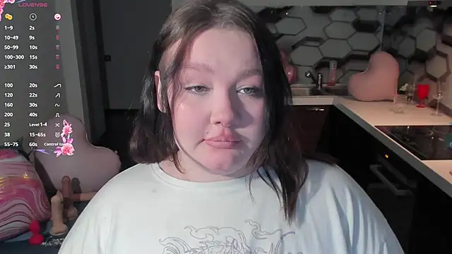 Snapshot of LilyBelll chatting on February 18, 2026, 12:50 am LilyBelll online show from February 18, 2026, 12:50 am