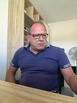 coupleLatinaLovers online show from July 13, 2026, 7:33 am