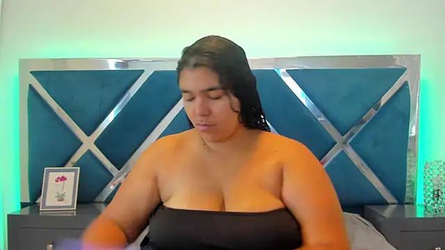 Tiffanymiller00 online show from July 27, 2026, 1:18 pm