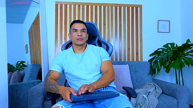 Snapshot of estebandelouis chatting on May 25, 2026, 1:22 am estebandelouis online show from May 25, 2026, 1:22 am