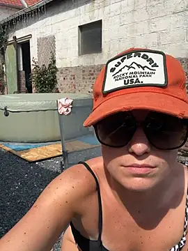 carlaaa online show from June 25, 2026, 2:32 pm