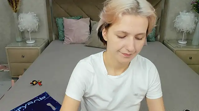 MiaKarlos online show from July 28, 2026, 1:23 am