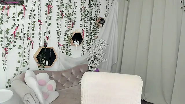 DreamyLuna online show from July 25, 2026, 8:17 pm
