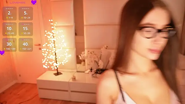 Lilly Colins online show from July 25, 2026, 9:01 pm