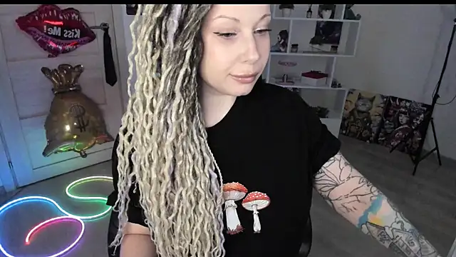 HoneySallyMoore online show from May 14, 2026, 7:53 pm