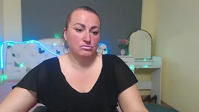 Snapshot of DianaMGG chatting on April 27, 2026, 5:49 am DianaMGG online show from April 27, 2026, 5:49 am