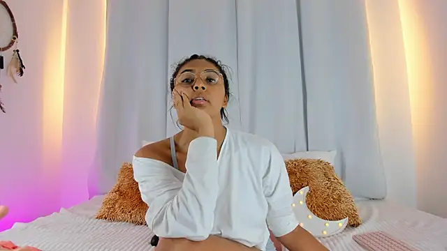 Melodymoore  online show from June 26, 2026, 7:35 am