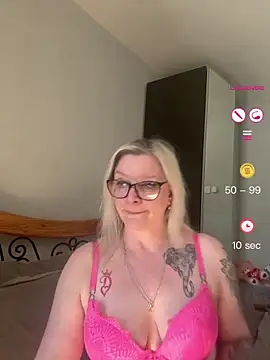 Snapshot of Curvy-Cleo chatting on May 1, 2026, 9:14 am Curvy-Cleo online show from May 1, 2026, 9:14 am