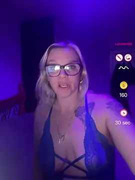 Snapshot of Curvy-Cleo chatting on May 7, 2026, 8:36 pm Curvy-Cleo online show from May 7, 2026, 8:36 pm