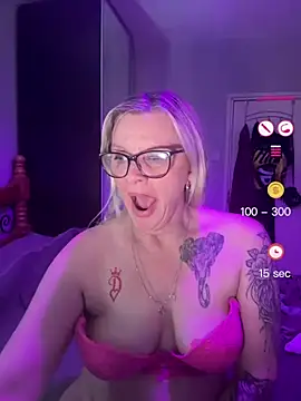Snapshot of Curvy-Cleo chatting on June 4, 2026, 10:27 pm Curvy-Cleo online show from June 4, 2026, 10:27 pm