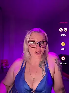 Snapshot of Curvy-Cleo chatting on June 19, 2026, 10:46 pm Curvy-Cleo online show from June 19, 2026, 10:46 pm