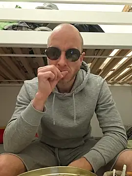 svenpfeifer online show from May 17, 2026, 3:04 am