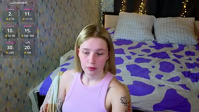 Snapshot of Tara_Lawson chatting on April 19, 2026, 6:10 pm Tara Lawson online show from April 19, 2026, 6:10 pm