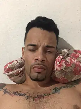 Snapshot of HenriquePhn chatting on June 3, 2026, 12:46 am HenriquePhn online show from June 3, 2026, 12:46 am