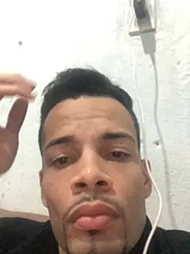Snapshot of HenriquePhn chatting on June 25, 2026, 12:32 am HenriquePhn online show from June 25, 2026, 12:32 am