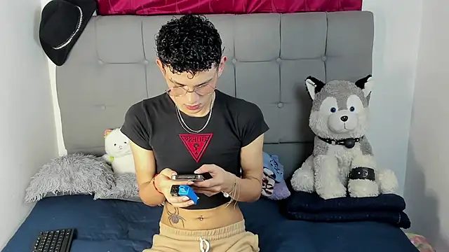 jeims hotboy online show from June 3, 2026, 5:54 am