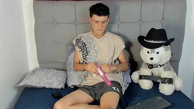 jeims hotboy online show from June 17, 2026, 4:37 am