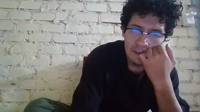 LecheDeSoya666 online show from May 1, 2026, 6:12 pm