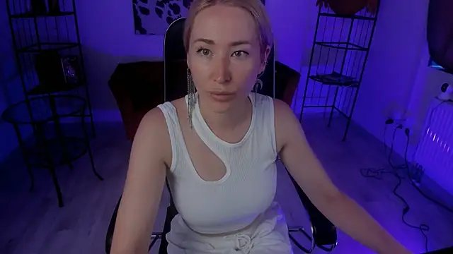 AstraMonroe online show from July 12, 2026, 7:54 am