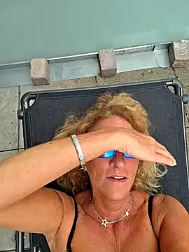 HotWifeLyn68 online show from July 5, 2026, 12:01 pm